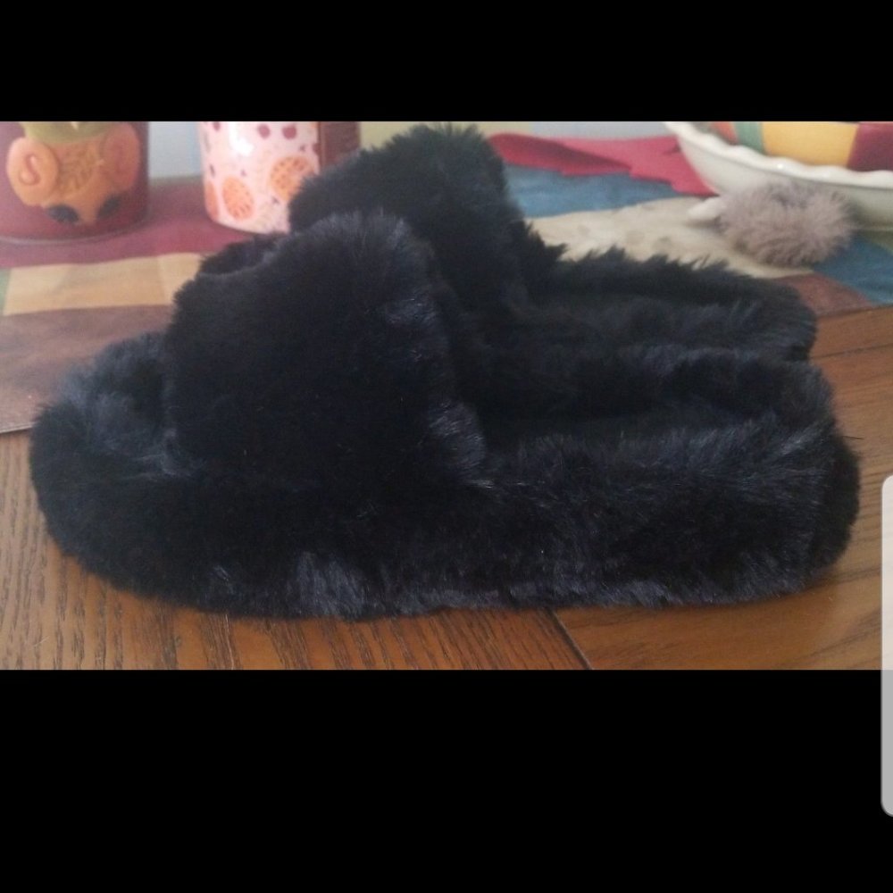 Womens black fuzzy slipper shoes 8.5